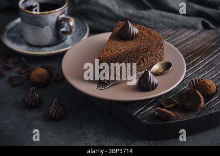 Food, Stueck Schokoladenkuchen Trueffel und Teetasse Stock Photo