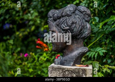 Bust of Mia Hesse in the garden of the Mia and Hermann Hesse House. Mia Hesse, née Maria Bernoulli (1868–1963), came from a wealthy Basel family of scholars as the daughter of notary Friedrich Bernoulli and was a pioneer of photography in Switzerland. In 1904, she married Hermann Hesse. The couple moved from Basel to the Höri peninsula on Lake Constance. Mia Hesse gave up her career as a photographer. Hermann-Hesse-Weg, Gaienhofen, Baden-Württemberg, Germany Stock Photo