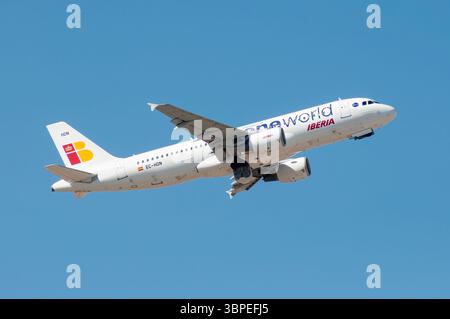 Spanish Iberia Airbus A320-200 (old livery) with registration EC