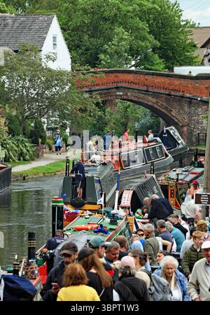 Crowds of folk along the bank of the Bridgewater canal, as historic boats set off to form the finale parade on Lymm transport day on Sunday 22.6.25. Stock Photo