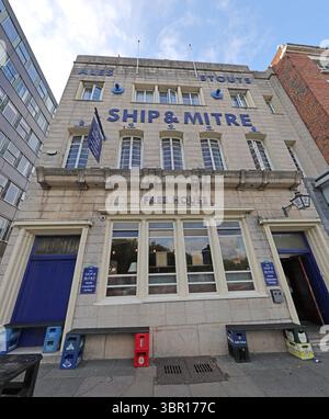 Low angle view of classic CAMRA pub, Ship & Mitre, Dale Street, Liverpool, Merseyside, England, UK , L2 2JH Stock Photo