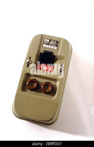 interruptor 380v 32 amperios con fusible; años 50; interruptor profesional; fusible; vintage; interruptor; alto voltaje; amperios; 32 amperios; 380vol Stock Photo