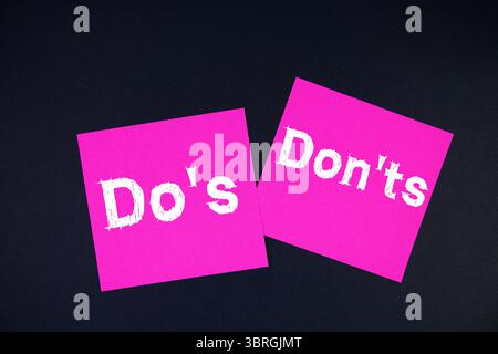 Do's And Don'ts text message on stick note on cork paper background Stock Photo
