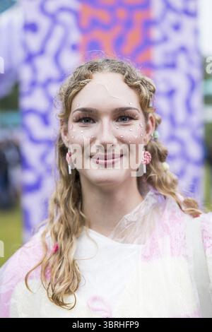 Festivalgoer Emily from Halle adorned with glitter, hearts and earrings made of candy canes at Fashionpalooza at the Lollapalooza Festival in the Olym Stock Photo