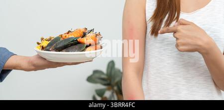 Rask Eating food allergies, women have red skin occur from itching and redness ...