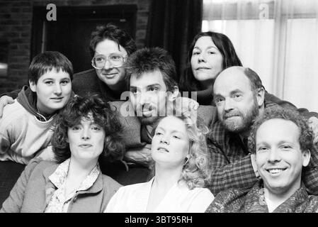 Theater Mucato H'dorp Hoofddorp The Netherlands, Whizgle News, Dutch Desk, The Netherlands, 1950 - 2000 on 06-02-1993. These topics are shown in the image. The scene features a group of eight individuals arranged closely together, creating an intimate and communal atmosphere. The backdrop consists of a simple interior, with textures of a brick wall adding a rustic feel. Natural light filters in from a window, casting soft shadows and enhancing the overall warmth of the moment. In the foreground, several people lean in towards the center, their expressions reflecting a blend of warmth and camar Stock Photo