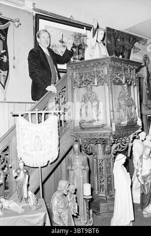 Bert van Goor (left) and Christian Gart in De Preekstoel museum which is located in the funeral rooms of the former St. Elisabeth Gasthuis at Kleine Houtstraat 100 Haarlem. Portraits. Museum museums. Haarlem Kleine Houtstraat The Netherlands, Whizgle News, Dutch Desk, The Netherlands, 1950 - 2000 on 19-12-1980. The image includes these topics. The scene is set in a small, warmly lit interior, rich with religious artifacts and decorations. At the forefront, a wooden pulpit stands tall, ornately carved with intricate figures and symbols, its dark hue contrasting against the lighter wooden textur Stock Photo