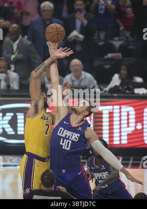 October 22, 2019, Los Angeles, California, United States of America: Ivica Zubac #40 of the Los Angeles Clippers and JaVale McGee#7 of the Los Angeles Lakers start their NBA game opener on Tuesday October 22, 2019 at the Staples Center in Los Angeles, California. JAVIER ROJAS/PI (Credit Image: © Prensa Internacional via ZUMA Wire) Stock Photo