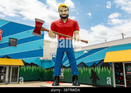 Tulsa, Oklahoma, USA - June 18th 2025 - Meadow Gold Mack, a giant Muffler Man statue, wielding his axe.  Tulsa, Oklahoma. Stock Photo