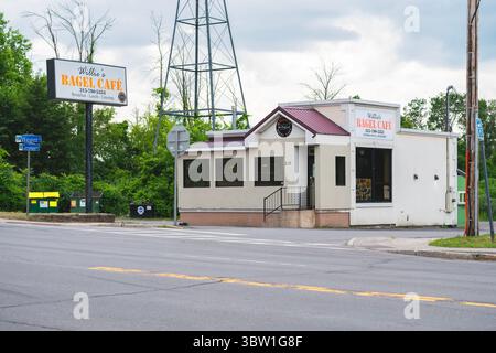 Utica, NY - Jul 12, 2025: Overcast view of Willie's Bagel Cafe, is a popular spot known for its fresh, New York-style bagels and a variety of breakfas Stock Photo