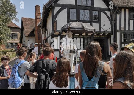 Street entertainer dressed as William Shakespeare's Ghost interacting with a group of young people in Henley Street, Stratford upon Avon. England, UK Stock Photo