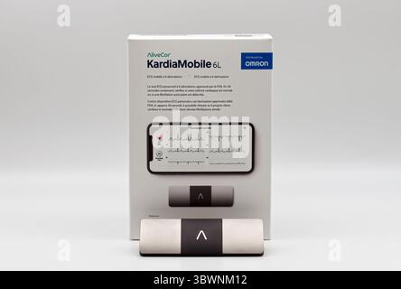 AliveCor Kardiamobile 6L by Omron. Personal ecg device for convenient and accurate remote heart health monitoring iso Stock Photo
