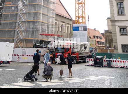 Augsburg: Perlachturm-Sanierung: CISA, die Figur der Stadtgöttin Augsburgs sollte heute morgen von der Turmspitze abgehoben werden. Daraus wurde nichts, weil die Hebebühne zu kurz war und nicht bis oben reichte. Die Passanten warteten vergebens Perlachturm-Sanierung: CISA, die Figur der Stadtgöttin Augsburgs konnte nicht abgehoben werden *** Augsburg Perlachturm renovation CISA, the figure of Augsburgs city goddess was to be lifted from the top of the tower this morning Nothing came of it because the lifting platform was too short and did not reach to the top Passers-by waited in vain Perlacht Stock Photo