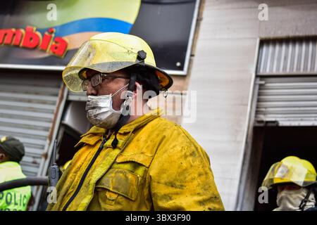 August 24, 2021, Pasto, Narino, Colombia: Firefighters help evacuate the buildings near as for several hours firefighters and other emergency services, including Colombia's red cross, civil defense and police fought the flames that consumed several commercial premises in the city of Ipiales, Narino - Colombia. Thanks to the joint work the losses were only material and no people were reported injured on August 24, 2021. (Credit Image: © Camilo Erasso/LongVisual via ZUMA Press Wire) Stock Photo