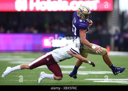 Montana Grizzlies safety Robby Hauck (17) tackles Washington Huskies tight  end Cade Otton (87) during the third quarter of an NCAA college football ga  Stock Photo - Alamy