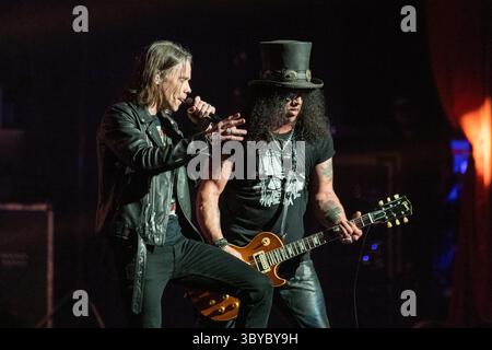 Slash featuring Myles Kennedy and Conspirators perform at Rock on