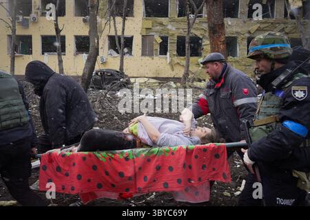 20 Days in Mariupol (2023)  Ukrainian emergency workers and volunteers carry an injured pregnant woman from a maternity hospital damaged by an airstrike in Mariupol, Ukraine, March 9, 2022. The woman was taken to another hospital but did not survive. *Filmstill - Editorial Use Only* see Special Instructions. CAP/TFS Image supplied by Capital Pictures Stock Photo