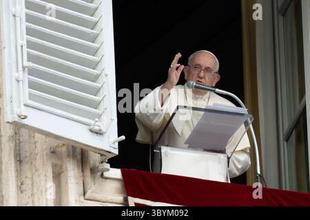 July 2, 2023, VATICAN CITY, Vatican City State (Holy See: Vatican City (Vatican City State (holy See)), 02/07/2023.- A handout photo made available by the Vatican Media shows Pope Francis leading the Angelus prayer from the window of his office overlooking St. Peter's Square in Vatican City, 02 July 2023. (Papa, Italia) (Credit Image: © Vatican Media Handout/Handout via ZUMA Press Wire) Stock Photo