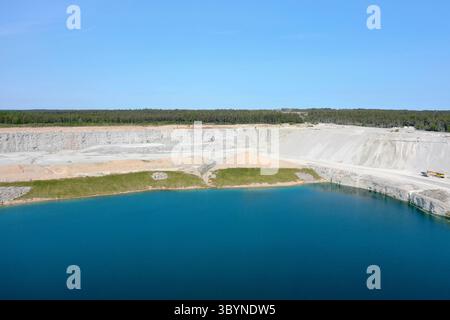 Abbau von Kalk auf Gotland, Kalksteinabbau, Kalkabbau, Kalkstein, Kalkwerk, Kalkgrube, zur Herstellung von Zement, Zementindustrie, Steinbruch, Tageba Stock Photo