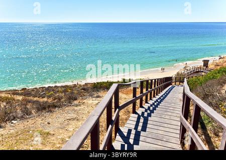 Eine Holztreppe hinunter zum Strand Stock Photo