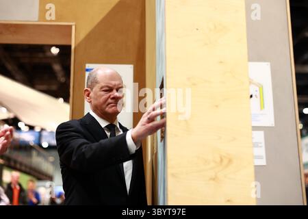 January 22, 2024, Berlin, Germany: Berlin (Germany), 22/01/2024.- German Chancellor Olaf Scholz visits the stand of the Fachagentur Nachwachsende Rohstoffe e.V. (FNT) on the topic of building with wood, during a visit to the the International Green Week fair in Berlin, Germany, 22 January 2024. The International Green Week fair runs from 19 to 28 January 2024. (Alemania) (Credit Image: © Rainer Keuenhof/POOL via ZUMA Press Wire) Stock Photo