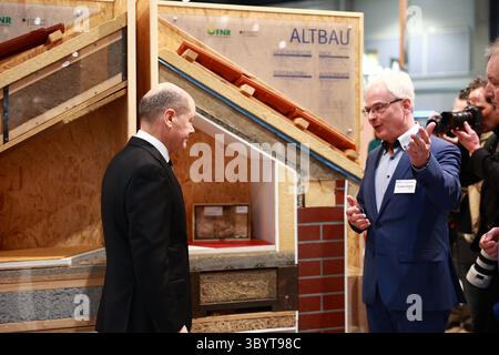 January 22, 2024, Berlin, Germany: Berlin (Germany), 22/01/2024.- German Chancellor Olaf Scholz visits the stand of the Fachagentur Nachwachsende Rohstoffe e.V. (FNT) on the topic of building with wood, during a visit to the the International Green Week fair in Berlin, Germany, 22 January 2024. The International Green Week fair runs from 19 to 28 January 2024. (Alemania) (Credit Image: © Rainer Keuenhof/POOL via ZUMA Press Wire) Stock Photo