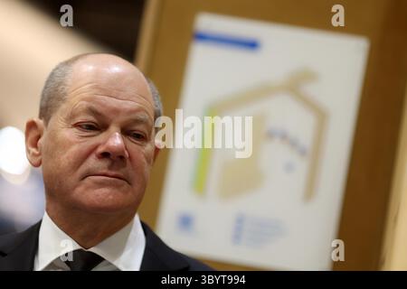 January 22, 2024, Berlin, Germany: Berlin (Germany), 22/01/2024.- German Chancellor Olaf Scholz visits the stand of the Fachagentur Nachwachsende Rohstoffe e.V. (FNT) on the topic of building with wood, during a visit to the the International Green Week fair in Berlin, Germany, 22 January 2024. The International Green Week fair runs from 19 to 28 January 2024. (Alemania) (Credit Image: © Rainer Keuenhof/POOL via ZUMA Press Wire) Stock Photo