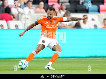 Houston, Texas, USA. 19th July, 2025. Houston Dynamo FC midfielder ARTUR (6) during a Major League Soccer match between Houston Dynamo FC and the Philadelphia Union on July 19, 2025, in Houston, Texas. (Credit Image: © Scott Coleman/ZUMA Press Wire) EDITORIAL USAGE ONLY! Not for Commercial USAGE! Stock Photo