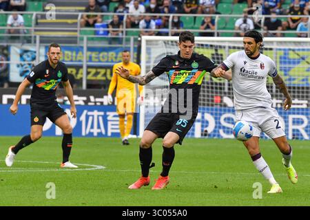 September 18, 2021, Italy, Milano: Milano, Italy. 18th, September 2021. Alessandro Bastoni (95) of Inter and Roberto Soriano (21) of Bologna seen in the Serie A match between Inter and Bologna at Giuseppe Meazza in Milano., Credit:Tommaso Fimiano / ZUMA Press (Credit Image: © Tommaso Fimiano/Gonzales Photo via ZUMA Press) Stock Photo