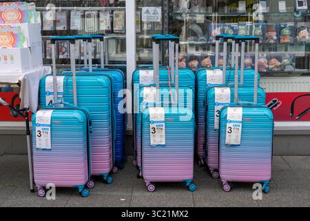 Cheap products shop, simple suitcases, wheeled suitcases, trolleys, in various sizes, Leverkusen, North Rhine-Westphalia, Germany Stock Photo