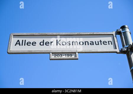 Street sign, Allee der Kosmonauten, Marzahn, Berlin, Germany Stock ...