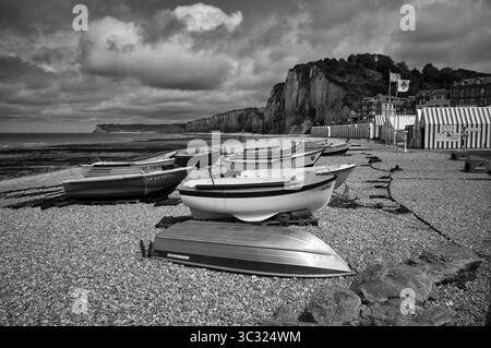 Boats lying on the beach, rowing boat, pebble beach, bathing huts, beach cabins, bathing cabins, cabins, black and white, Yport, cliffs, steep coast, Stock Photo