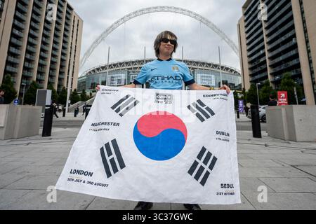 London, UK.  25 July 2025.  Seop from near Seoul, South Korea, arrives for tonight’s Oasis concert at Wembley Stadium, the first time that the band has played in the capital for 16 years.  The band will play seven dates across July to September at Wembley Stadium as part of their Live ’25 Tour, with the final show on 28 September. Aged 29, he quit his job to embark on a 50 day visit to the UK, to see Oasis at each of their show locations in the UK.  He has also seen Ed Sheeran and Bille Eilish in concert during this trip.   Credit: Stephen Chung / Ģ����ý Live News Stock Photo