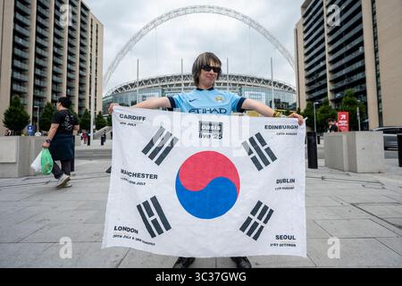 London, UK.  25 July 2025.  Seop from near Seoul, South Korea, arrives for tonight’s Oasis concert at Wembley Stadium, the first time that the band has played in the capital for 16 years.  The band will play seven dates across July to September at Wembley Stadium as part of their Live ’25 Tour, with the final show on 28 September. Aged 29, he quit his job to embark on a 50 day visit to the UK, to see Oasis at each of their show locations in the UK.  He has also seen Ed Sheeran and Bille Eilish in concert during this trip.   Credit: Stephen Chung / Ģ����ý Live News Stock Photo