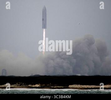 May 5, 2021, Boca Chica, Texas, USA: Starship SN-15 prototype seen launching from pad. After series of mishaps, SpaceX successfully launched, and then safely landed a Starship SN-15 prototype. (Credit Image: © Gene Blevins/ZUMA Wire) Stock Photo