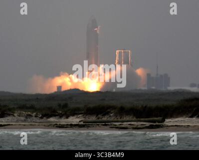 May 5, 2021, Boca Chica, Texas, USA: Starship SN-15 prototype seen launching from pad. after series of mishaps, SpaceX successfully launched, and then safely landed a Starship SN-15 prototype. (Credit Image: © Gene Blevins/ZUMA Wire) Stock Photo