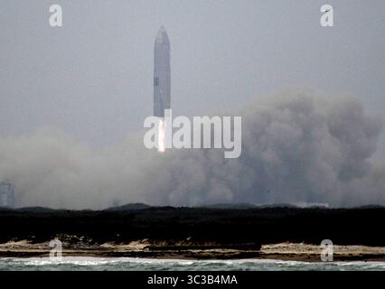 May 5, 2021, Boca Chica, Texas, USA: Starship SN-15 prototype seen launching from pad. After series of mishaps, SpaceX successfully launched, and then safely landed a Starship SN-15 prototype. (Credit Image: © Gene Blevins/ZUMA Wire) Stock Photo