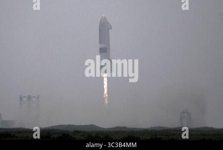May 5, 2021, Boca Chica, Texas, USA: Starship SN-15 prototype seen launching from pad. After series of mishaps, SpaceX successfully launched, and then safely landed a Starship SN-15 prototype. (Credit Image: © Gene Blevins/ZUMA Wire) Stock Photo