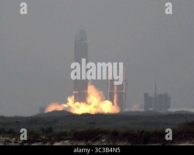 May 5, 2021, Boca Chica, Texas, USA: Starship SN-15 prototype seen launching from pad. After series of mishaps, SpaceX successfully launched, and then safely landed a Starship SN-15 prototype. (Credit Image: © Gene Blevins/ZUMA Wire) Stock Photo