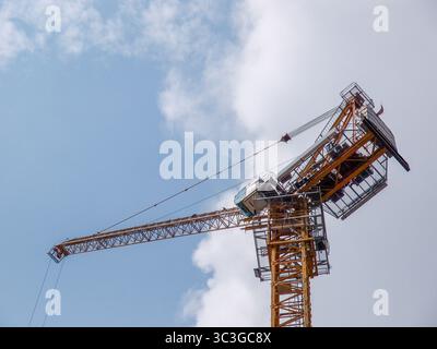 yellow-luffing-jib-tower-