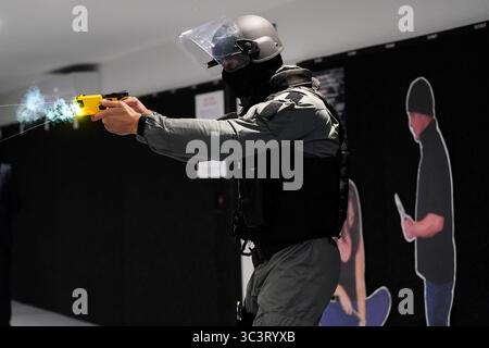 EMBARGOED TO 0001 MONDAY JULY 28 A taser demonstration during the launch of a taser trial in the adult male prison estate at the Operational Response & Resilience Unit (ORRU) training site in Kidlington, Oxfordshire. Picture date: Thursday July 24, 2025. Stock Photo