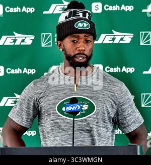 New York Jets quarterback Tyrod Taylor (2) and quarterback Lamar