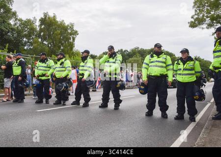 Epping, England, UK. 27th July, 2025. A heavy police presence outside the Bell Hotel in Epping as both pro- and anti- migrant protesters gather. Several anti-migrant protests targeting the hotel have taken place, after an asylum seeker was charged with allegedly trying to kiss a 14-year-old girl. (Credit Image: © Vuk Valcic/ZUMA Press Wire) EDITORIAL USAGE ONLY! Not for Commercial USAGE! Stock Photo