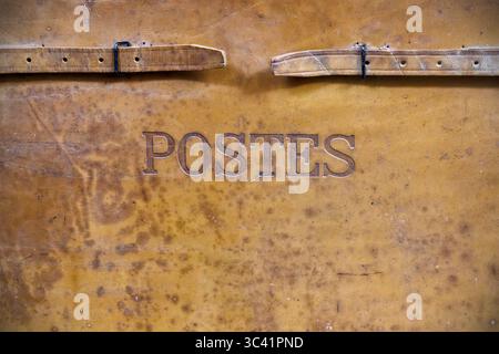 Vintage weathered leather case with the French text for "Post" Stock Photo