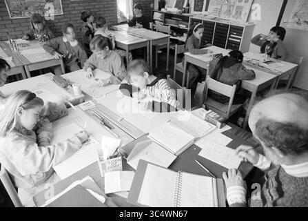 School de Leerwinkel, 20-02-1994 Whizgle News, Dutch Desk, The Netherlands, 1950-2000 A classroom filled with children engaged in various creative activities, with some focused on drawing and writing at their desks while a teacher provides guidance. The environment reflects a lively learning atmosphere, with a mixture of concentration and collaboration among the students. Stock Photo