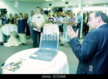 High Tea at Zilveren Kruis, Heemstede, Heemstede, Havenstraat, The Netherlands, 27-08-2000 Whizgle News, Dutch Desk, The Netherlands, 1950-2000 A speaker presents to an attentive audience, gathered around tables. A laptop displays information, while the speaker gestures emphatically, engaging the crowd. The atmosphere suggests a business or educational event. Stock Photo