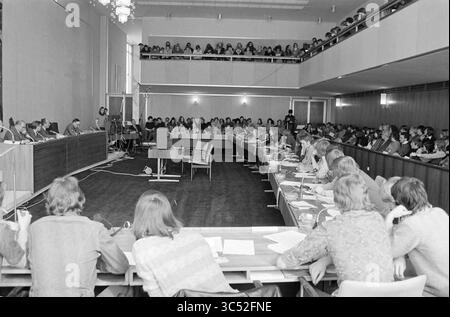 School Fractions in Velsen Municipal Council, Velsen Municipal Council, Schools, 08-04-1976 Whizgle News, Dutch Desk, The Netherlands, 1950-2000 A large gathering in a conference room, featuring a panel of speakers at the front and an audience seated in rows. The setting is characterized by long tables and chairs, with participants attentively listening and taking notes, creating an atmosphere of discussion and engagement. Stock Photo