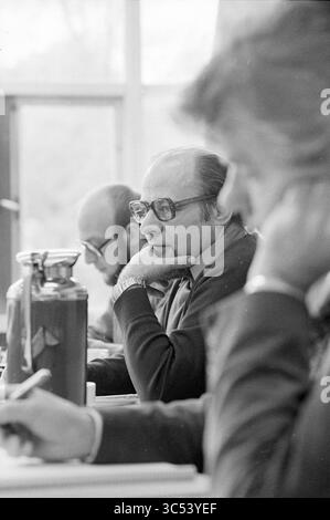 Start-up of Gelder paper factory + press conference of Gelder (Reasonable Works Council chairman), Van Gelder & Zonen paper factory in Velsen, 21-04-1981 Whizgle News, Dutch Desk, The Netherlands, 1950-2000 Two individuals are seated at a table, deep in thought during a discussion or meeting. One man wears glasses and rests his chin on his hand, while the second man, slightly blurred in the foreground, appears to be engaged in writing or note-taking. A flask and some writing materials are visible on the table, suggesting a collaborative environment. Stock Photo