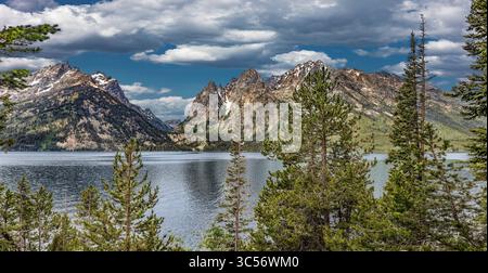 Jenny Lake lies at the base of the rugged Teton Range in Grand Teton National Park, Wyoming Stock Photo