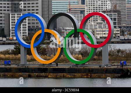 January 17, 2020, Tokyo, Japan: Giant Olympic Rings carried by a salvage barge arrive at the waterfront area in Odaiba Marine Park. The Olympic symbol, which size (32.6m wide and 15.3m tall), will be officially inaugurated on January 24, exactly six months before the opening of the Tokyo Summer 2020 Olympic Games. (Credit Image: © Rodrigo Reyes Marin/ZUMA Wire) Stock Photo